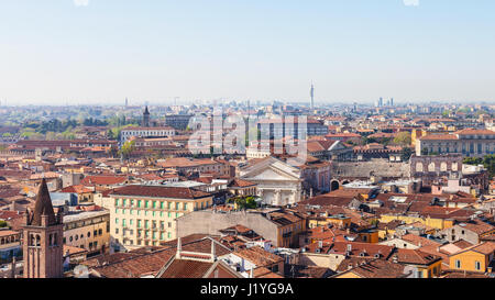 Reisen Sie nach Italien - oben Blick auf Verona Stadt mit römischen Amphitheater vom Turm Torre dei Lamberti im Frühjahr Stockfoto