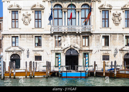 Reisen Sie nach Italien - Fassade des Palastes Palazzo Balbi am Canal Grande in Venedig Stadt im Frühjahr. Es entstand ab 1582, und es wurde eine Eigenschaft von der Vene Stockfoto