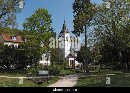 Quellenpark mit der evangelischen Kirche in Bad Soden am Taunus, Deutschland Stockfoto