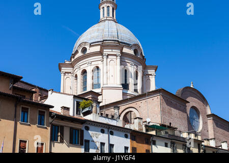 Reisen Sie nach Italien - Kuppel der Basilika der Sant'Andrea über städtische Häuser in Mantua Stadt im Frühjahr Stockfoto