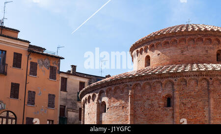 Reisen Sie nach Italien - Ansicht der Rotonda di San Lorenzo in Mantua Stadt im Frühjahr Stockfoto