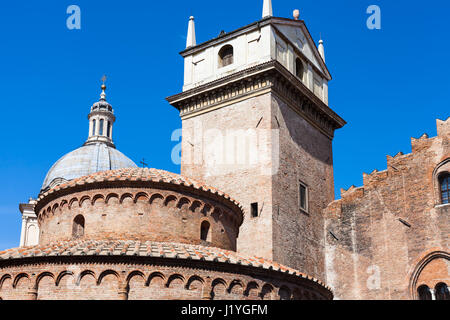 Reisen nach Italien - Rotonda di San Lorenzo, Kuppel der Basilika von Sant'Andrea und Torre Orologio (Uhrturm), der Palazzo della Ragione in Mantua Stockfoto