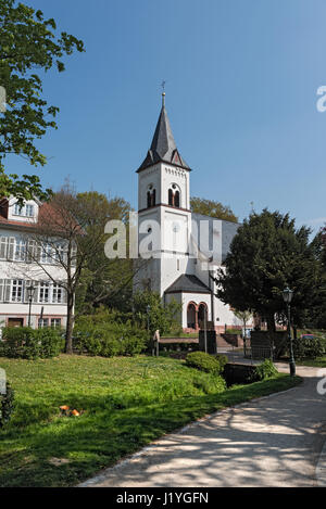 Quellenpark mit der evangelischen Kirche in Bad Soden am Taunus, Deutschland Stockfoto