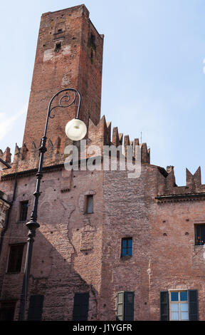 Reisen Sie nach Italien - Blick auf Torre della Gabbia von Piazza Sordello in Mantua Stadt im Frühjahr Stockfoto