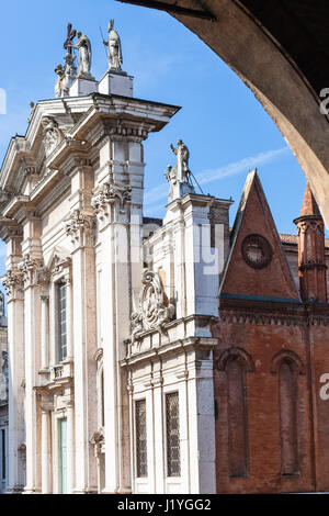 Reisen Sie nach Italien - Blick auf Dom Mantua aus Loggia des Palazzo Ducale in Mantua Stadt im Frühjahr Stockfoto