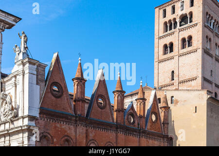 Reisen Sie nach Italien - Seitenansicht des Dom Mantua und Campanile in Mantua Stadt im Frühjahr Stockfoto