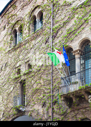 Reisen Sie nach Italien - Fassade mit Efeu mittelalterlichen Hauses auf über Santa Lucia in Padua Stadt im Frühjahr Stockfoto