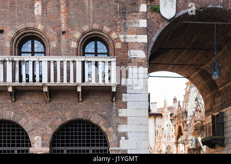 Reisen nach Italien - Bogen im Palazzo del Podestà auf Piazza dei Signori in Verona Stadt im Frühjahr Stockfoto