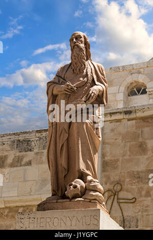 Statue des Heiligen Hieronymus (St. Hieronymus) in der Geburtskirche in Betlehem, Palästina Stockfoto