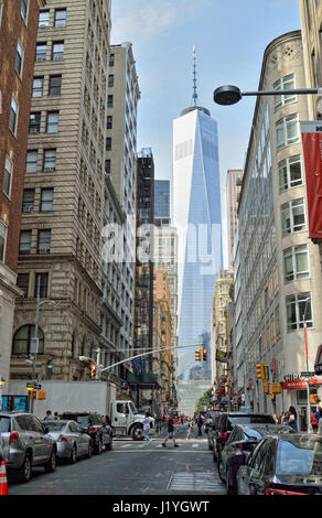 New York City, USA - 21. September 2016: NYC Straßen. Lower Manhattan - Fulton Street mit Freedom Tower. Stockfoto