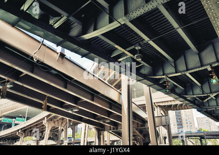 Unter der Unterführung. Brooklyn Bridge, Manhattan, New York City. HDR-Bild. Stockfoto