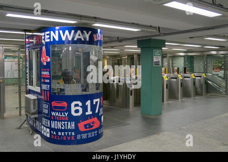 Der Eingang zum Kenmore-Stadtbahn-Station auf der MBTA grüne Linie. In der Nähe von Fenway Park schmückt der token stand Red Sox Nachrichten. Stockfoto