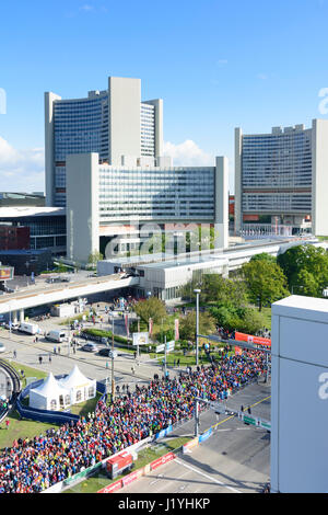 Vienna City Marathon vor Vienna International Center (VIC, UN UNO-City), u-Bahnlinie, Wien, Wien, 22. Donaustadt, Wien, Österreich Stockfoto