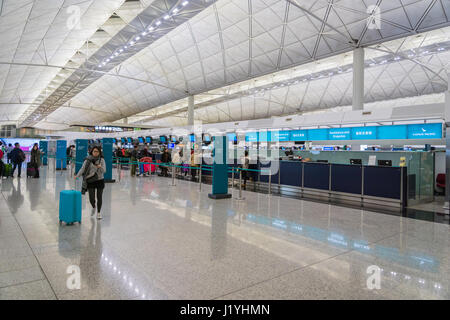 Hong Kong - ca. März 2017: Cathay Pacific Check-in Schalter Bereich innerhalb des Hong Kong International Airport. Es ist der wichtigste Flughafen in Hongkong. Stockfoto