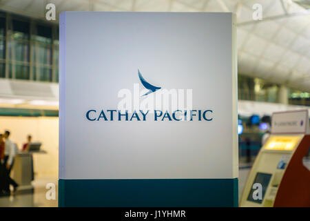 Hong Kong - ca. März 2017: Cathay Pacific Check-in Schalter am Hong Kong International Airport. Cathay Pacific ist eine Fluggesellschaft in Hong Kong Stockfoto