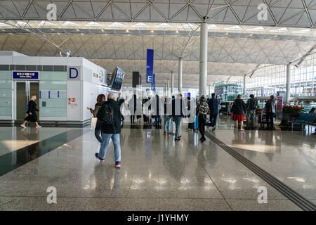 Hong Kong - ca. März 2017: terminal Abflugbereich des Hong Kong International Airport. Es ist der wichtigste Flughafen in Hongkong. Stockfoto