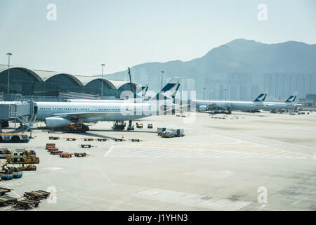 Hong Kong - März 2017: Cathay Pacific in Hong Kong Airport Flugzeuge. Cathay Pacific ist die nationale Fluggesellschaft von Hong Kong Stockfoto