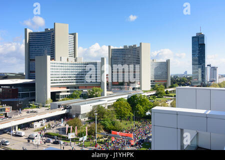 Vienna City Marathon vor Vienna International Center (VIC, UN UNO-City), u-Bahnlinie, Wien, Wien, 22. Donaustadt, Wien, Österreich Stockfoto
