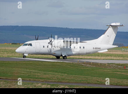 Eine Dornier 328-100 Turboprop 33 Sitz Passagierflugzeug Inverness Dalcross Flughafen in den schottischen Highlands. Stockfoto