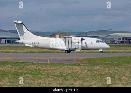 Eine Dornier 328-100 Turboprop 33 Sitz Passagierflugzeug Inverness Dalcross Flughafen in den schottischen Highlands. Stockfoto