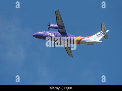 Vorbeiflug Saab 2000 Verkehrsflugzeug Abfahrt Inverness Dalcross Flughafen Manchester. Stockfoto