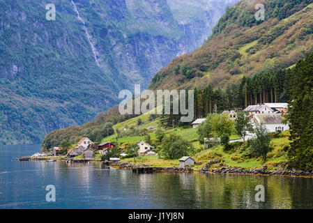 Bakka Dorf Naeroyfjord in Norwegen. Bakka ist ein winziges Dorf befindet sich am westlichen Ufer des Naeroyfjord, einer der wichtigsten touristischen Attraktionen Stockfoto