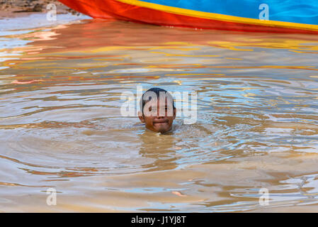 Tonle Sap See, Kambodscha - 4. Januar 2017: Ansicht eines Fischers in Wasser getaucht. Etwa 80.000 Menschen leben dauerhaft auf das Wasser des Sees, und Fisch Stockfoto