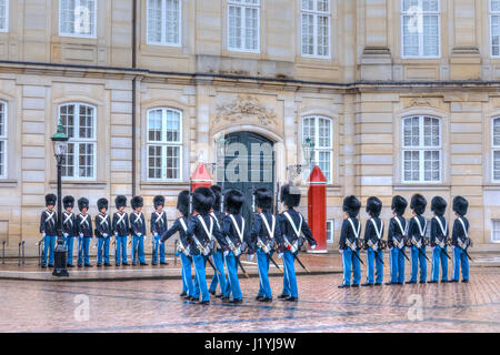 Wachablösung am Schloss Amalienborg in Kopenhagen, Dänemark, Skandinavien Stockfoto