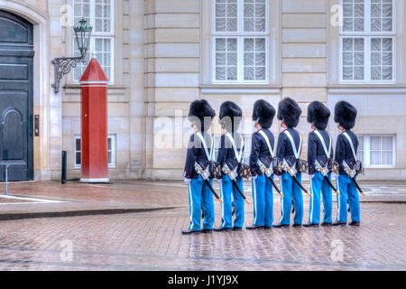 Wachablösung am Schloss Amalienborg in Kopenhagen, Dänemark, Skandinavien Stockfoto