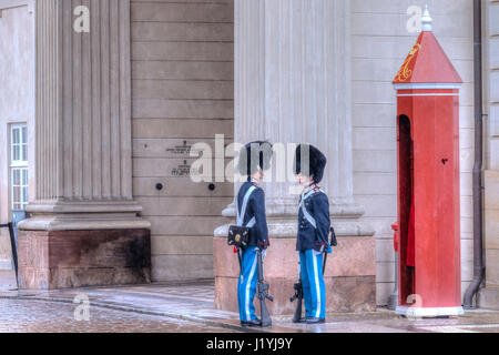 Wachablösung am Schloss Amalienborg in Kopenhagen, Dänemark, Skandinavien Stockfoto