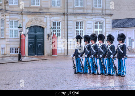 Wachablösung am Schloss Amalienborg in Kopenhagen, Dänemark, Skandinavien Stockfoto