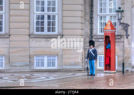 Wachablösung am Schloss Amalienborg in Kopenhagen, Dänemark, Skandinavien Stockfoto