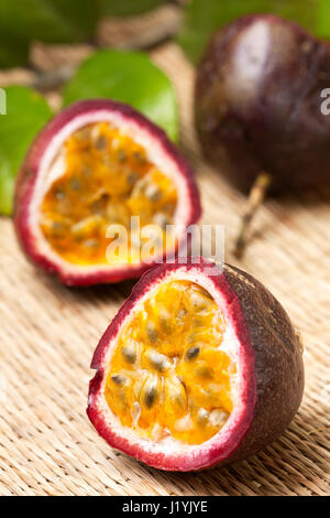 tropische Früchte-Passionsfrucht auf Stroh Hintergrund Stockfoto