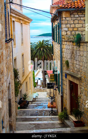 Malerische alte Straße auf Insel Hvar Kroatien Stockfoto