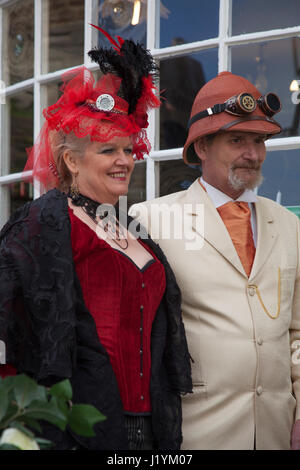 Ein Mann und eine Frau posieren für Fotos in Whitby Credit: David Dixon/Alamy Live News Stockfoto