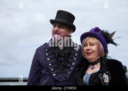 Whitby, North Yorkshire, UK. 22. April 2017. Zwei Goten posieren für Fotos in Whitby.David Dixon/Alamy Live News Bildnachweis: David Dixon/Alamy Live News Stockfoto