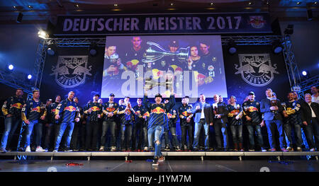 München, Deutschland. 22. April 2017. Münchens Torhüter Danny aus Den Birken (C) mit dem Eishockey-Trophäe in München, 22. April 2017. Foto: Tobias Hase/Dpa/Alamy Live News Stockfoto