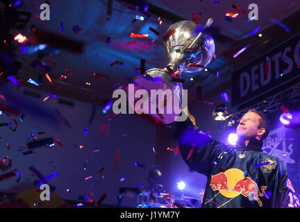 München, Deutschland. 22. April 2017. Münchens Michael Wolf mit dem deutschen Eishockey WM-Pokal in München, 22. April 2017. Foto: Tobias Hase/Dpa/Alamy Live News Stockfoto