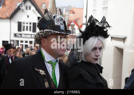 Whitby, North Yorkshire, UK. 22. April 2017. Goten posieren für Fotos in den Straßen von Whitby. Bildnachweis: David Dixon/Alamy Live-Nachrichten Stockfoto