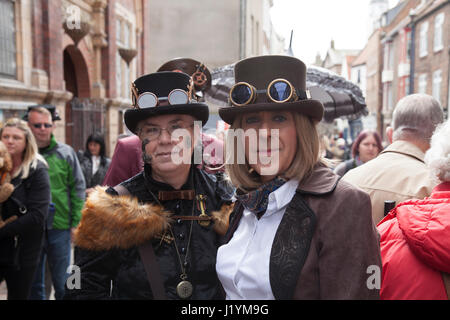 Whitby, North Yorkshire, UK. 22. April 2017. Goten posieren für Fotos in den Straßen von Whitby. David Dixon/Alamy Leben NewsWhitby, North Yorkshire, UK. 22. April 2017.Steam Punks posieren für Fotos in den Straßen von Whitby. Bildnachweis: David Dixon/Alamy Live-Nachrichten Stockfoto