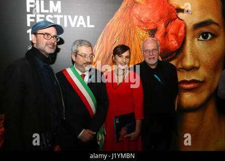 Udine, Italien. 21. April 2017. Italien, Udine: Vom linken Thomas Bertacche Festival Koordinator, Furio Honsel Major der Stadt Udine, Simona Baracetti Präsident des Fernen Osten Fim Festival und Marco Müller besucht künstlerischer Leiter der Filmfestspiele von Rom während der Eröffnungsfeier des 19. Far East Film Festival am 21. April 2017. Bildnachweis: Andrea Spinelli/Alamy Live-Nachrichten Stockfoto