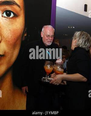 Udine, Italien. 21. April 2017. Italien, Udine: Marco Müller (L) künstlerischer Leiter des Filmfestival in Rom besucht während der Eröffnungsfeier des 19. Far East Film Festival am 21. April 2017. Bildnachweis: Andrea Spinelli/Alamy Live-Nachrichten Stockfoto