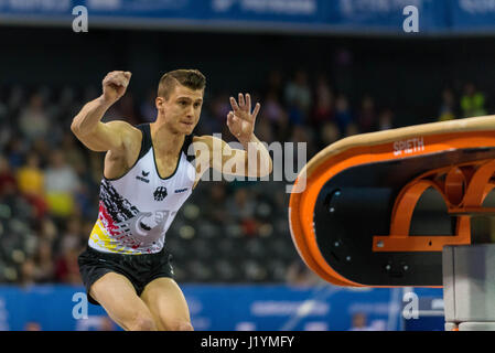 Cluj-Napoca, Rumänien. 21. April 2017. Lukas Dauser aus Deutschland führt im Gewölbe bei der UEG-Europameisterschaft 2017 in Cluj-Napoca, Rumänien, 21. April 2017. Foto: Catalin Soare/Dpa/Alamy Live News Stockfoto