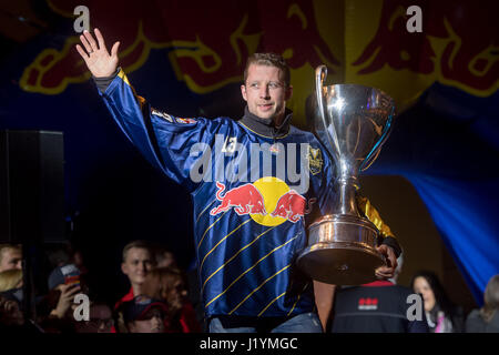 München, Deutschland. 22. April 2017. Münchens Michael Wolf mit dem deutschen Eishockey WM-Pokal in München, 22. April 2017. Foto: Tobias Hase/Dpa/Alamy Live News Stockfoto