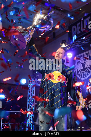 München, Deutschland. 22. April 2017. Münchens Michael Wolf mit dem deutschen Eishockey WM-Pokal in München, 22. April 2017. Foto: Tobias Hase/Dpa/Alamy Live News Stockfoto