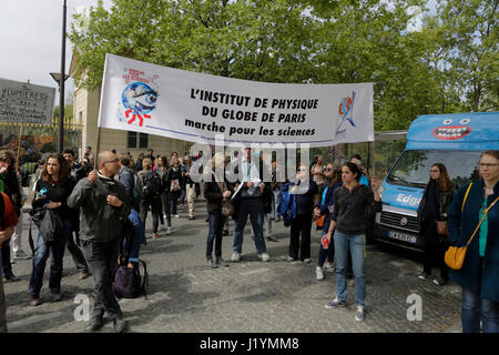 Paris, Frankreich. 22. April 2017. Aktivisten tragen einen Banner aus dem Institut de Physique du Globe de Paris für den Marsch für die Wissenschaft. Ein paar hundert Menschen nahmen an der 2017 Earth Day in Paris unter dem Motto "Marsch für die Wissenschaft". Es war Teil eines weltweiten Tages, in vielen Städten auf der ganzen Welt statt. Foto: Cronos/Michael Debets Credit: Cronos/Alamy Live-Nachrichten Stockfoto