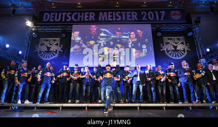 München, Deutschland. 22. April 2017. Dpatop - Münchens Torhüter Danny aus Den Birken (C) mit dem Eishockey-Trophäe in München, 22. April 2017. Foto: Tobias Hase/Dpa/Alamy Live News Stockfoto