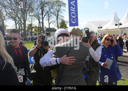 Ayr, Schottland, Vereinigtes Königreich. 22. April 2017. Schottische Grand National, Ayr Racecourse. Fotoshows jockey Sam Twisten-Davis wird vom Besitzer Herr Trevor Hemming Gewinner Vicente, geritten von Jockey Sam Twisten-Davis, Inhaber Herr Trevor Hemming, Trainer gratuliert, Paul Nicolls Dies ist der zweite Sieg für Vicente, das Pferd gewann das schottische Grand National in 2016 Credit: Alister Firth/Alamy Live News Stockfoto