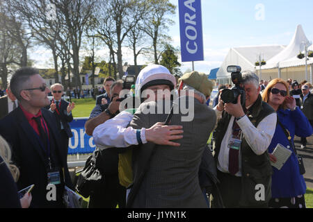 Ayr, Schottland, Vereinigtes Königreich. 22. April 2017. Schottische Grand National, Ayr Racecourse. Fotoshows jockey Sam Twisten-Davis wird vom Besitzer Herr Trevor Hemming Gewinner Vicente, geritten von jocky Sam Twisten-Davis, Besitzer Herr Trevor Hemming, Trainer gratuliert, Paul Nicolls Dies ist der zweite Sieg für Vicente, das Pferd gewann das schottische Grand National in 2016 Credit: Alister Firth/Alamy Live News Stockfoto