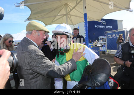 Ayr, Schottland, Vereinigtes Königreich. 22. April 2017. Schottische Grand National, Ayr Racecourse. Fotoshows jockey Sam Twisten-Davis wird vom Besitzer Herr Trevor Hemming Gewinner Vicente, geritten von jocky Sam Twisten-Davis, Besitzer Herr Trevor Hemming, Trainer gratuliert, Paul Nicolls Dies ist der zweite Sieg für Vicente, das Pferd gewann das schottische Grand National in 2016 Credit: Alister Firth/Alamy Live News Stockfoto